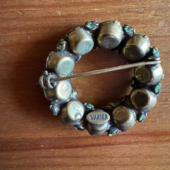 VTG Warner Brass Tone Emerald Green Rhinestone Circle Brooch/Pin 1.25" Diameter - Picture 3 of 4